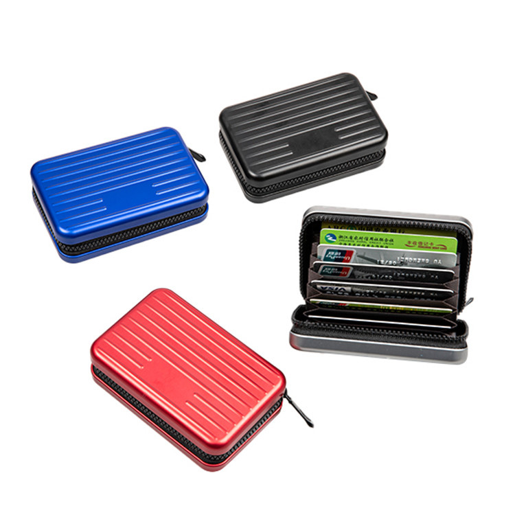 W jaki sposób aluminiowy portfel na karty zapinany na zamek poprawia bezpieczeństwo i organizację kart na co dzień?